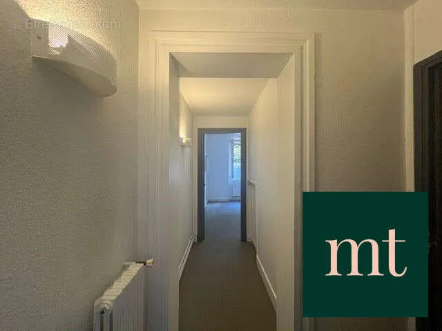 Esik - Traversing Apartment in Historic Stone House, Biarritz