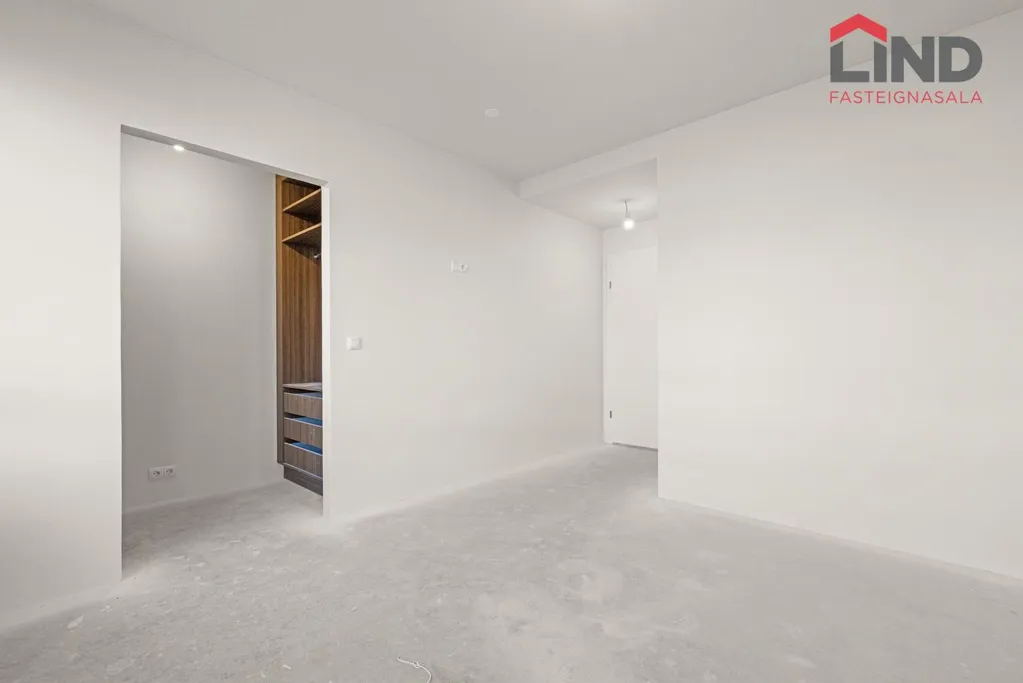 Esik - New Apartment with Elevator in Skarðshlíðarhverfi