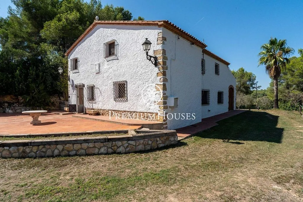 Välivaade - Luxury Farmhouse with Pool near Catllar