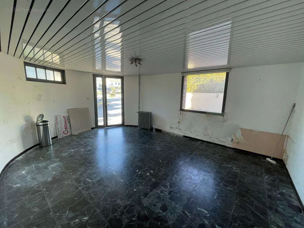 Rooms - Versatile Property with Garden in La Seyne-sur-Mer