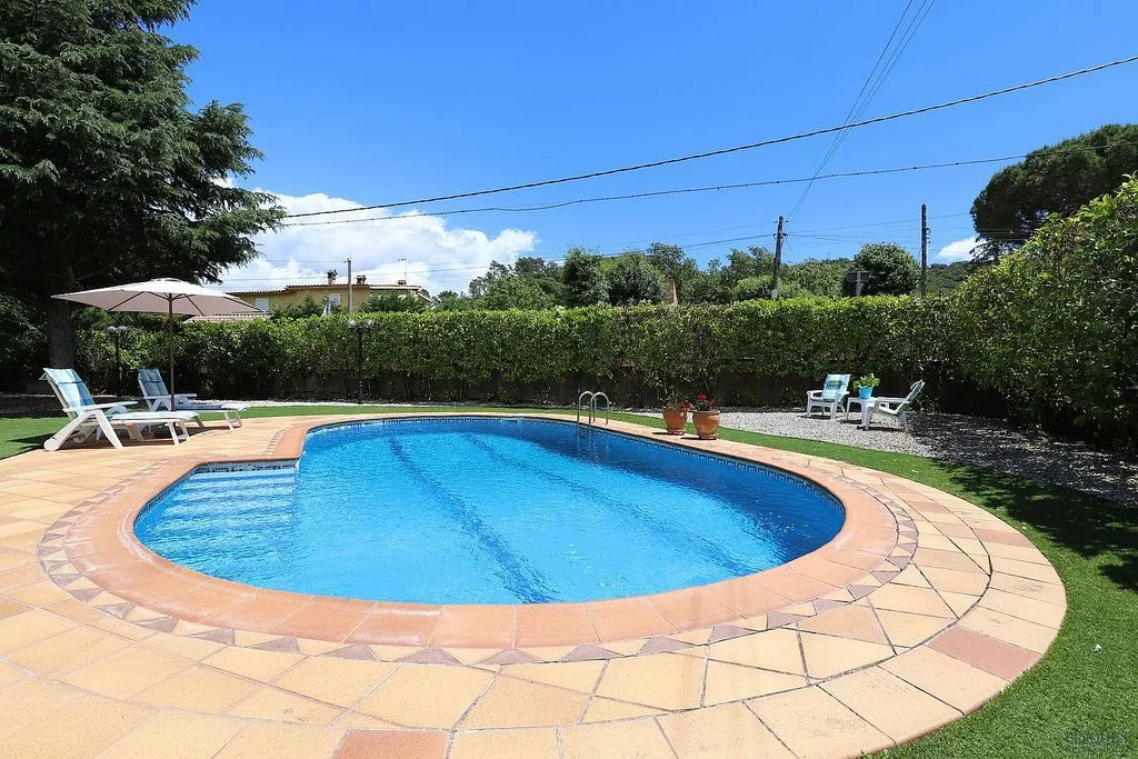 Piscine - Villa with Pool and Buildable Plot in Caldes de Malavella