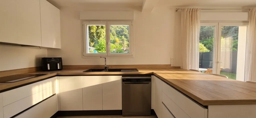 Cuisine - Maison Contemporaine avec Piscine à Tourrette-Levens