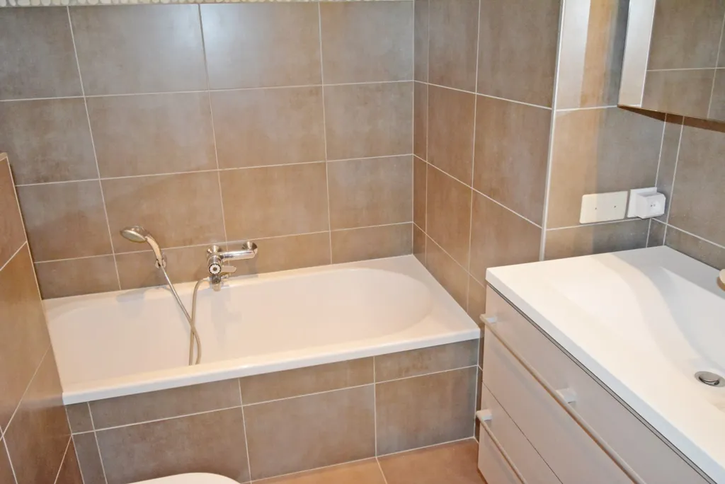 Salles de bain - Appartement Rénové avec Terrasse à Zeedijk Albertstrand