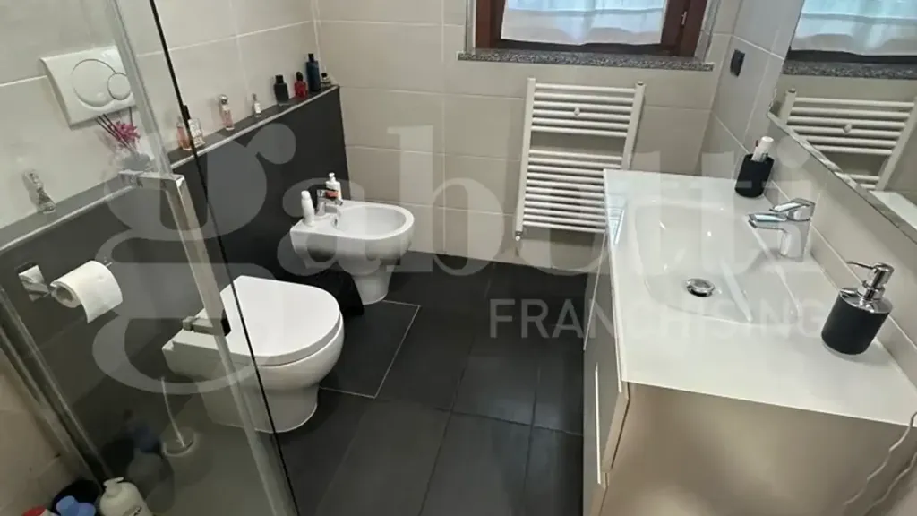 Salles de bain - Modernised 2-Bedroom Apartment in Milan