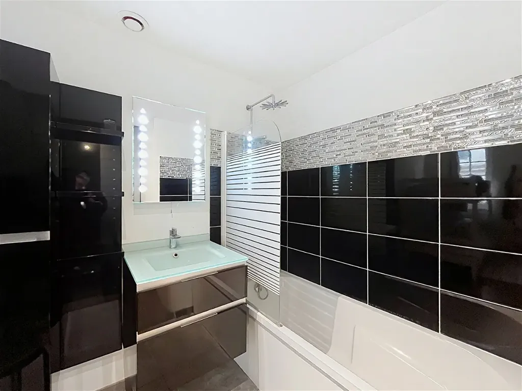 Salles de bain - Appartement 2 Pièces avec Hauteur sous Plafond à Bordeaux