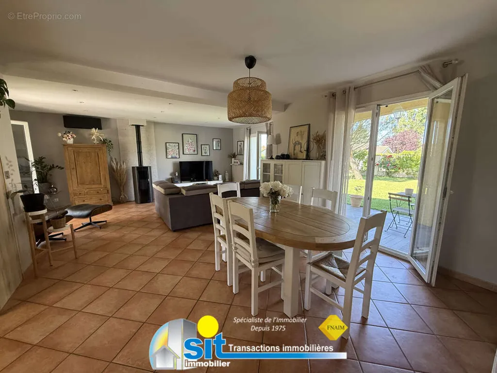 Salle à manger - Villa avec Piscine et Jardin à Reventin-Vaugris