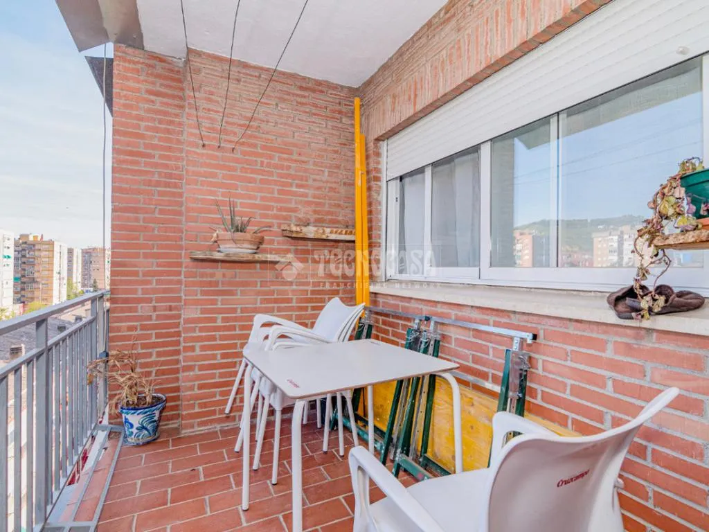 Balcon - Four-Bedroom Flat with Terrace in Cartuja