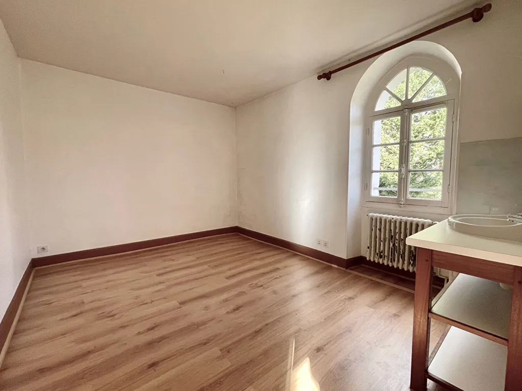 Rooms - Historic House with River View near Senlis