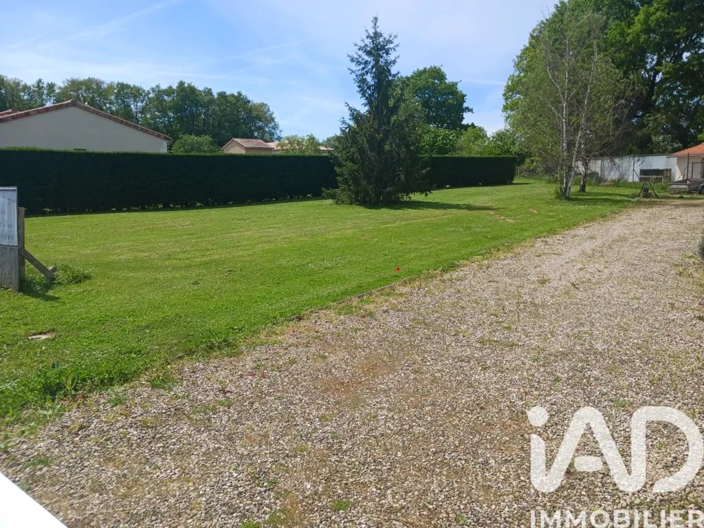 Jardin - Terrain Constructible Viabilisé à Gencay