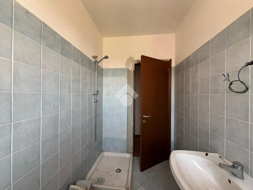 Bathrooms - Trilocale with Private Garage in Cadeo