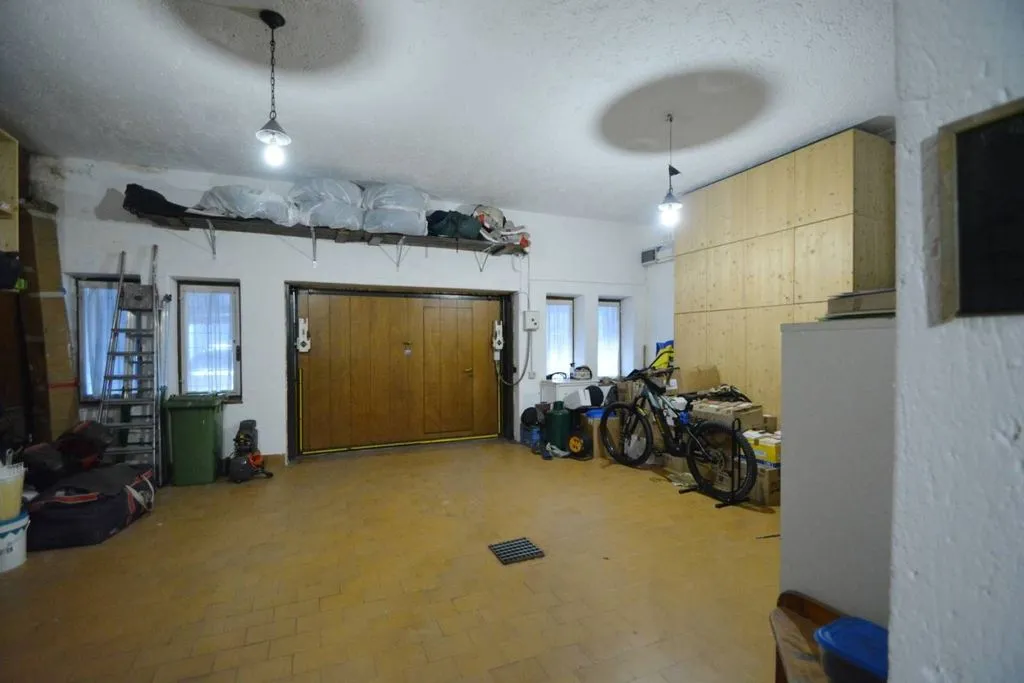 Garage - Spacious Villa with Garden in Gallio