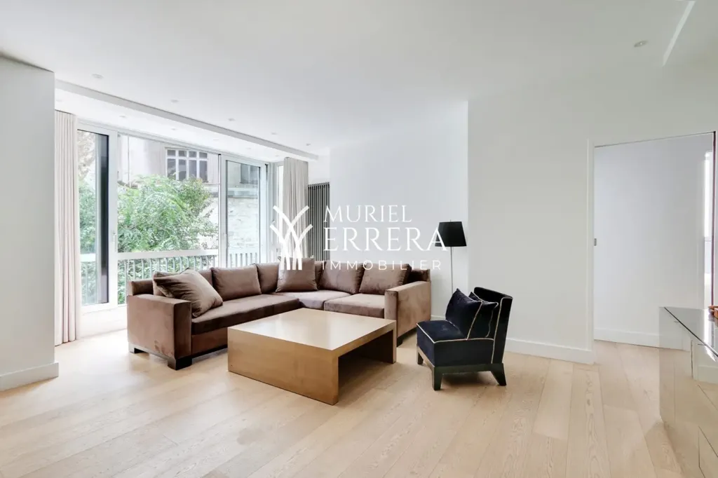 Elutuba - Modern Apartment with Balcony in Avenue Montaigne