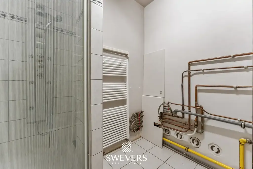 Salles de bain - Maison à Deux Unités avec Terrasse à Diepenbeek