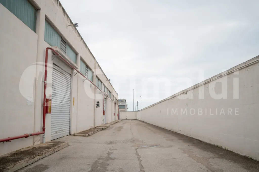 Välivaade - Warehouse with Office Space in Barletta