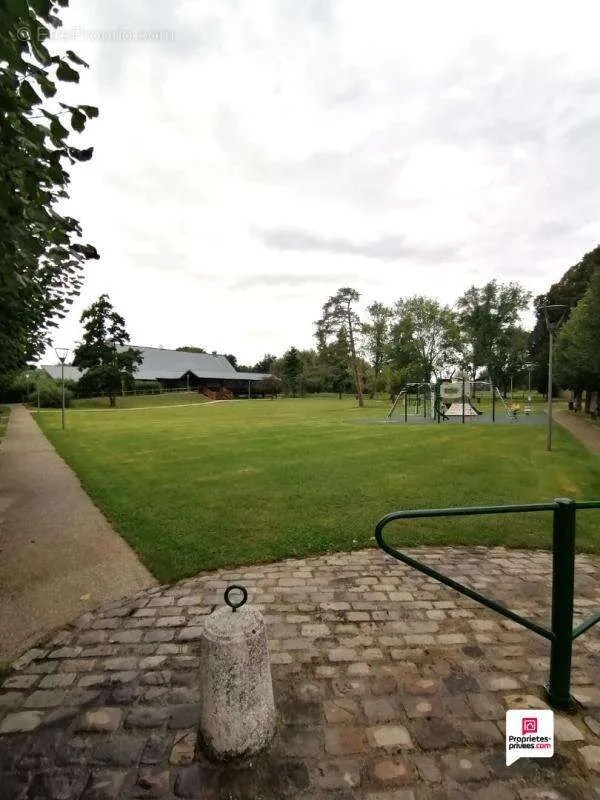 Aed - Buildable Plot in Village Centre, Saint Clair sur Epte