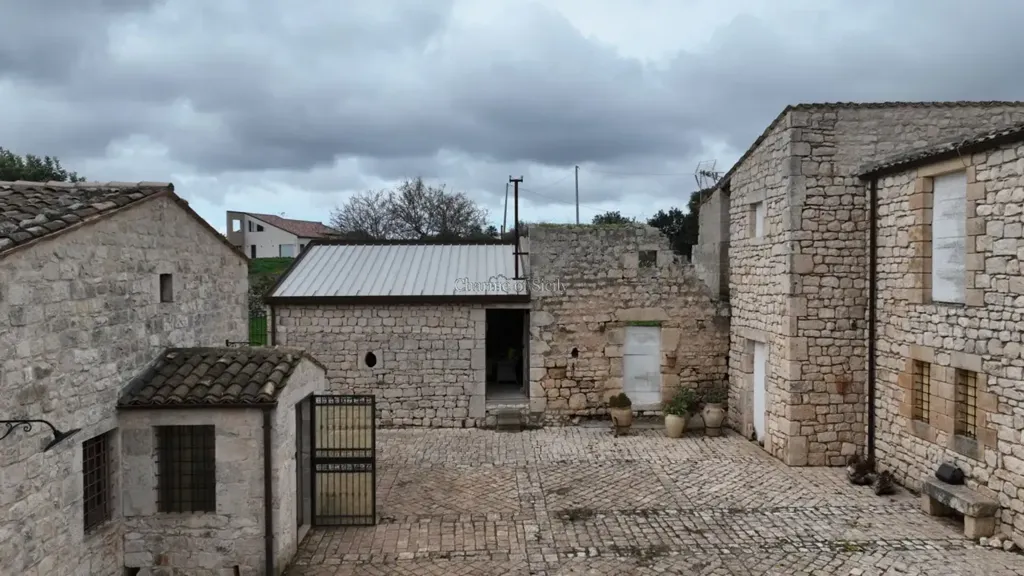 Garden - Historic Stone Villa with Garden in Modica
