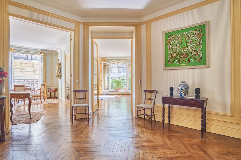 Elutuba - Corner Apartment with Period Features in Paris 16th