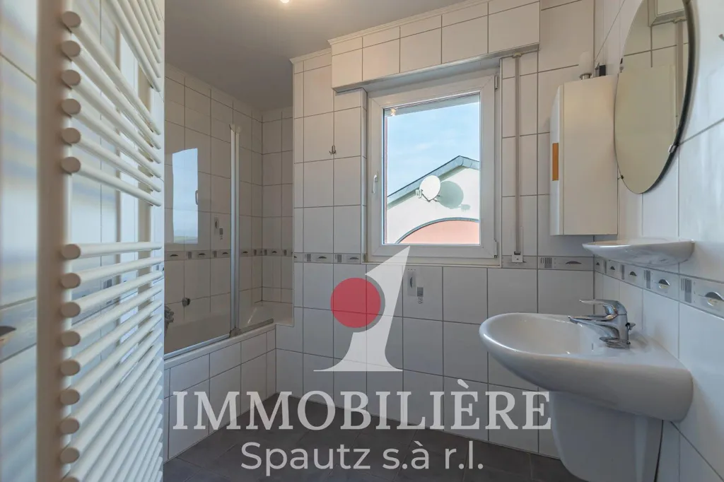 Salles de bain - Appartement dernier étage avec vue dégagée à Junglinster