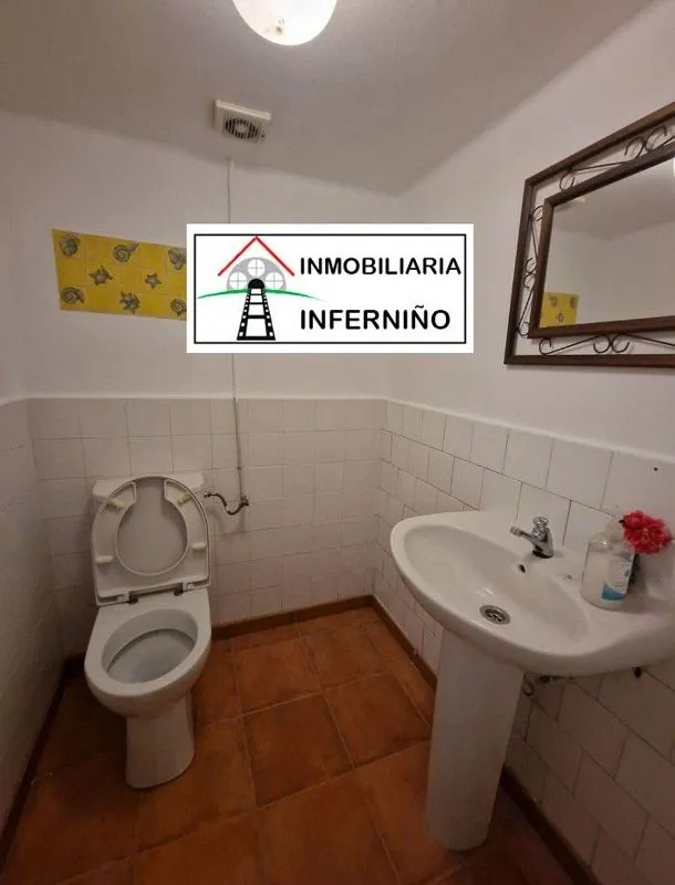 Baños - Casa con terraza y local comercial en Piñeiros