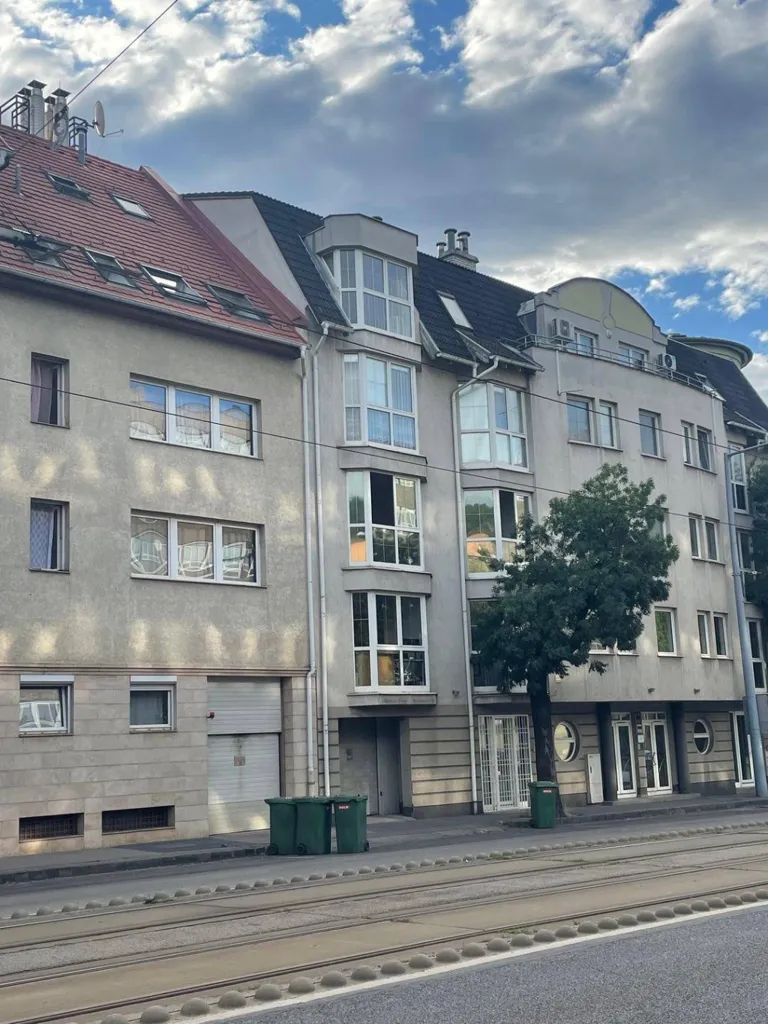 Esterno - Office Building with Garage in Budapest III District