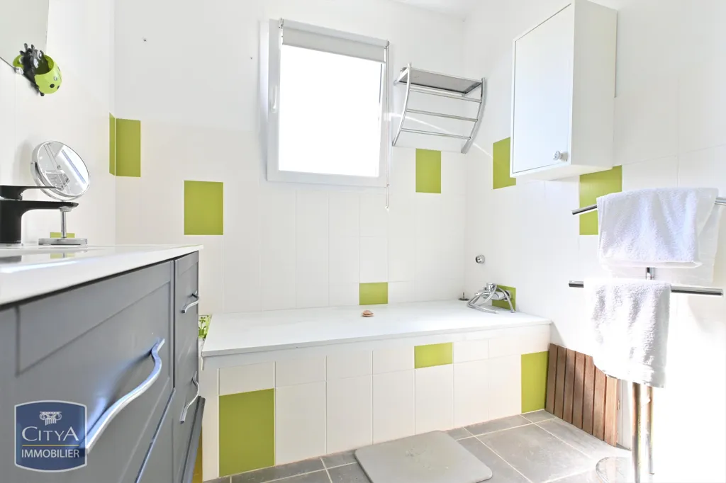 Salles de bain - Maison Contemporaine avec Jardin à Arces