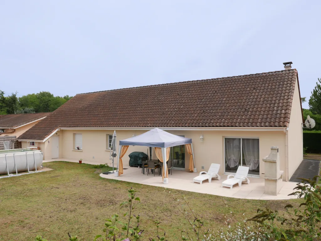Extérieur - Maison Confortable avec Terrasse à Mussidan