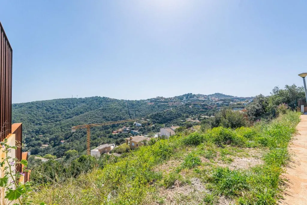 Aed - South Facing Plot with Sea Views in Begur