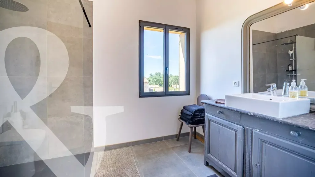 Salles de bain - Maison Provençale avec Piscine près de Maussane
