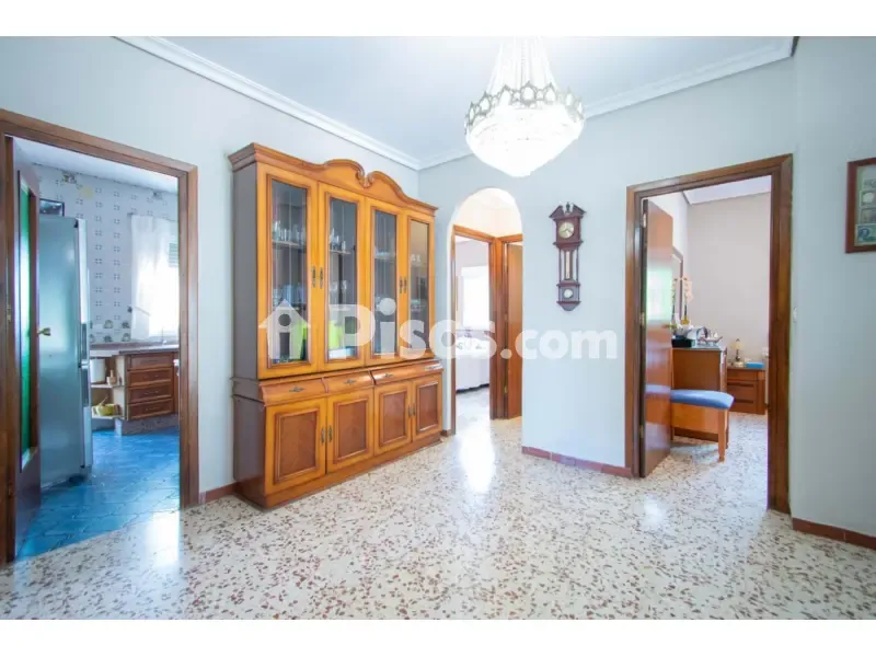 Esik - Chalet with Extensive Garden in Nuevo Bulevar