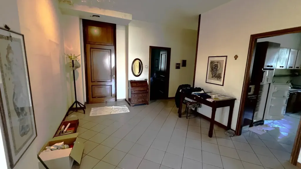 Esik - Villa with Edificabile Potential in Bernareggio