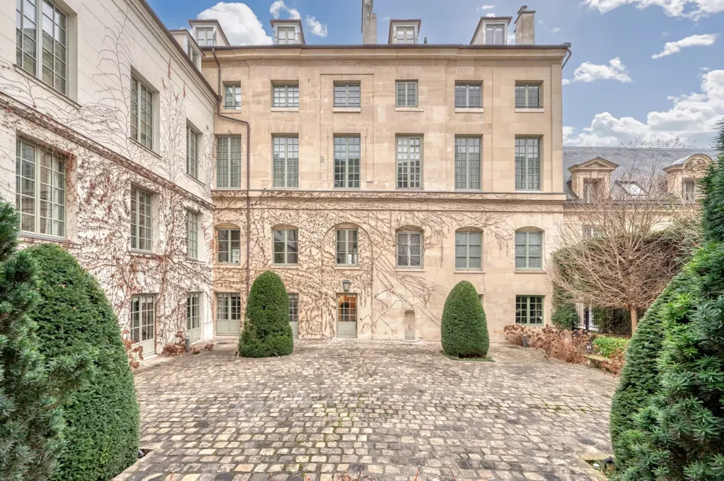Garden - Period Charm Triplex with Seine View in Paris 5th