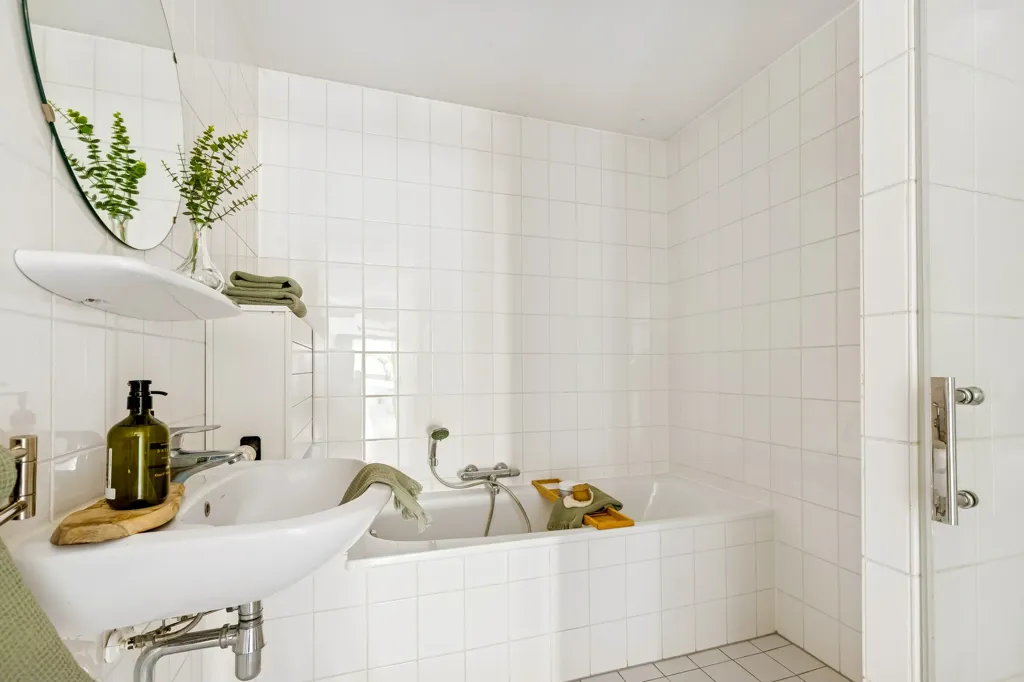 Vannitoad - Corner Gallery Flat with Balcony in Filmwijk