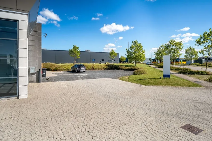 Välivaade - Architectural Office Space with Large Windows in Ringsted