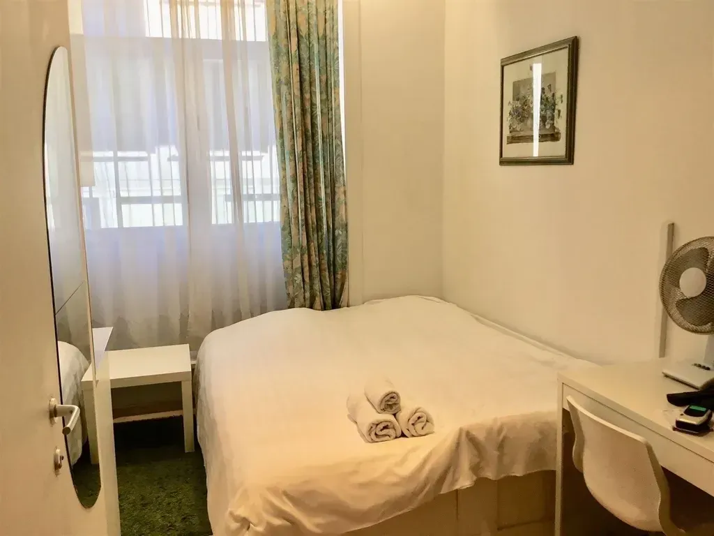 Chambres - Appartement avec Potentiel de Rénovation à Bruxelles