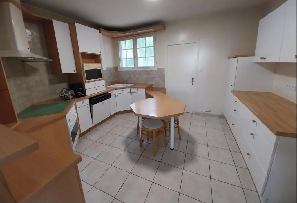 Kitchen - Spacious House with Garden in Village Centre