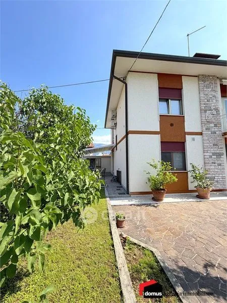 Exterior - Bifamiliar House with Garden in Zanè
