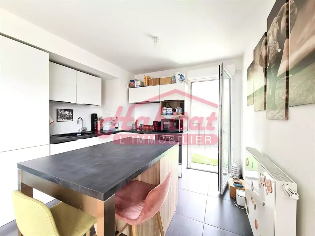 Köök - Modern Apartment with Balcony in Quiet Residence