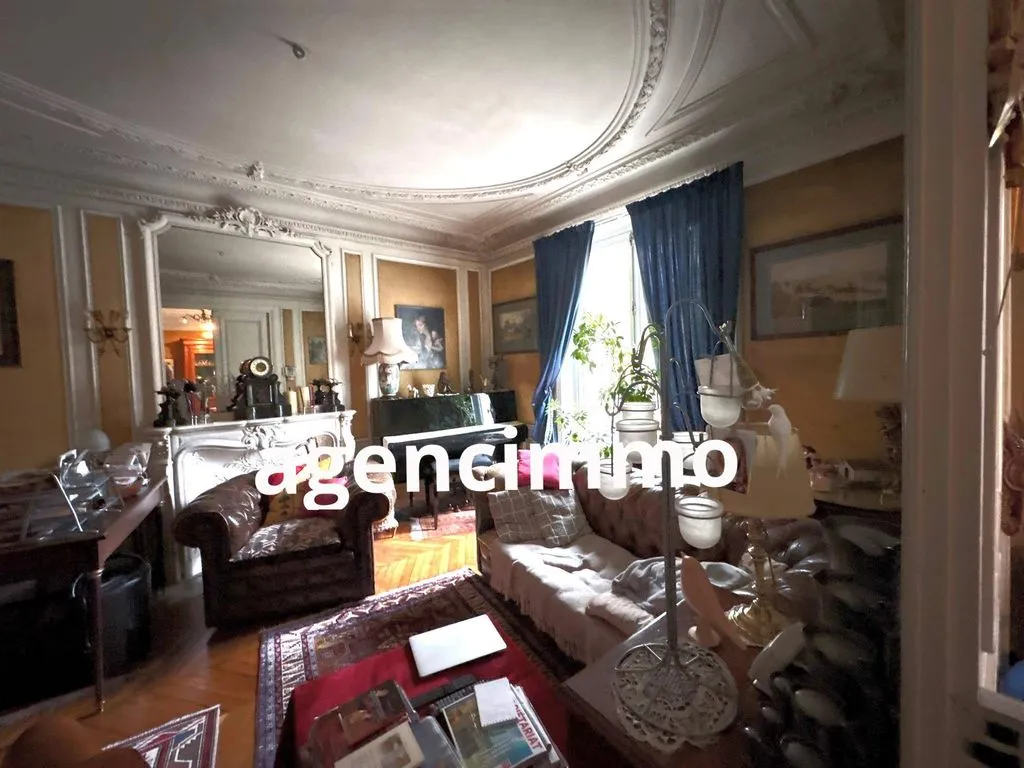 Soggiorno - Haussmannian Flat in Canal Saint Martin, Paris