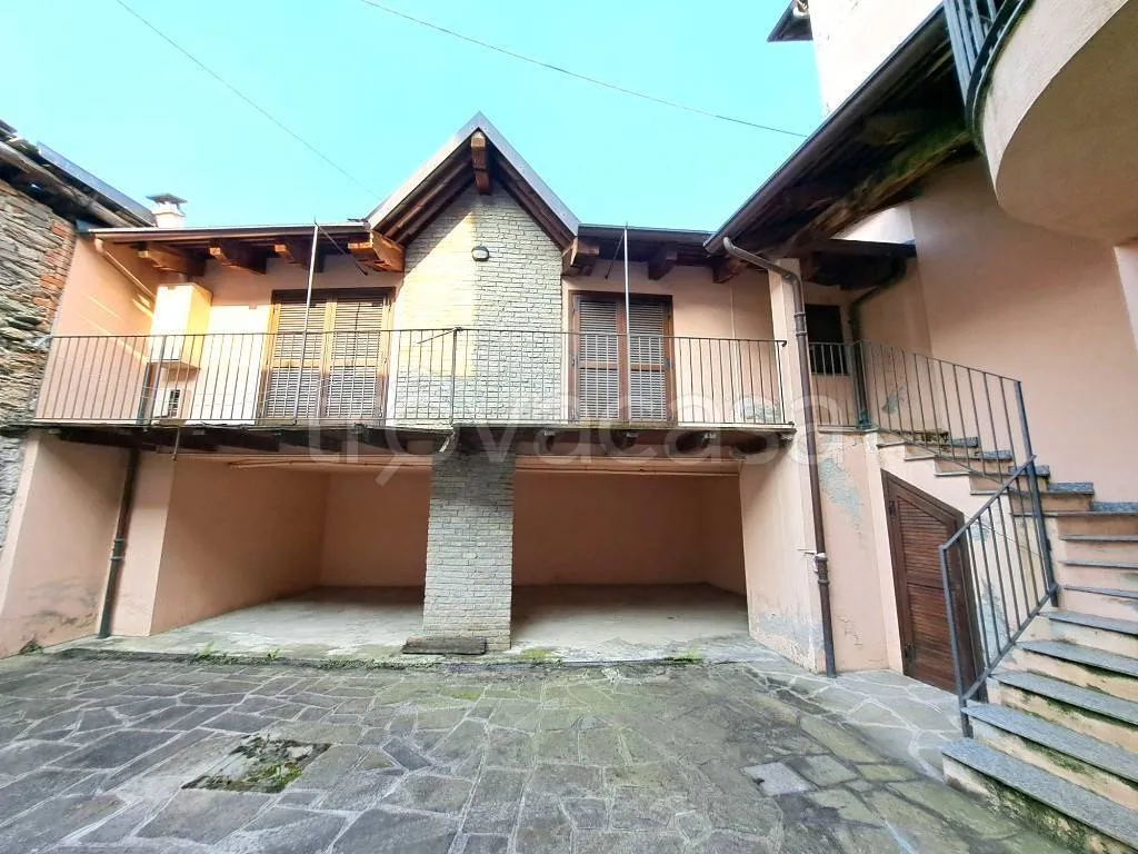 Garden - Two-Level House with Balcony in Paesana