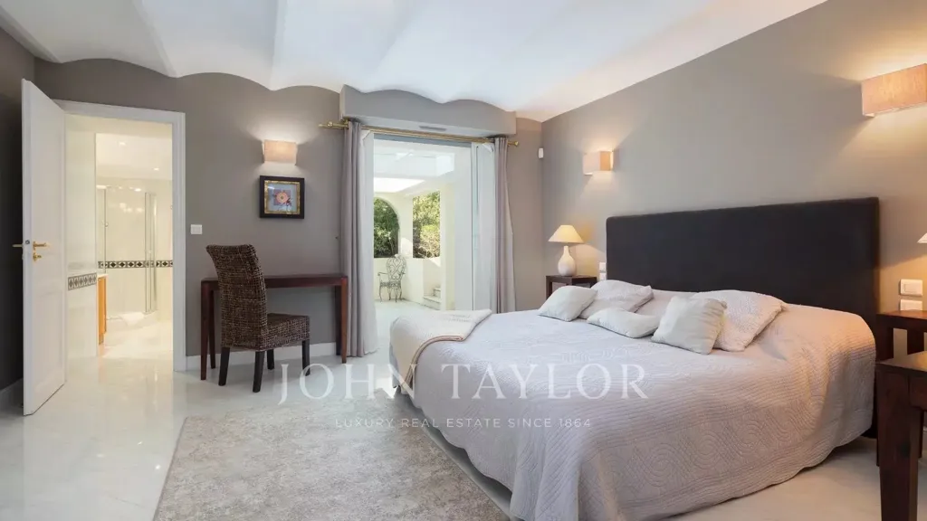 Bedrooms - 1930s Residence with Sea View in Cap d’Antibes