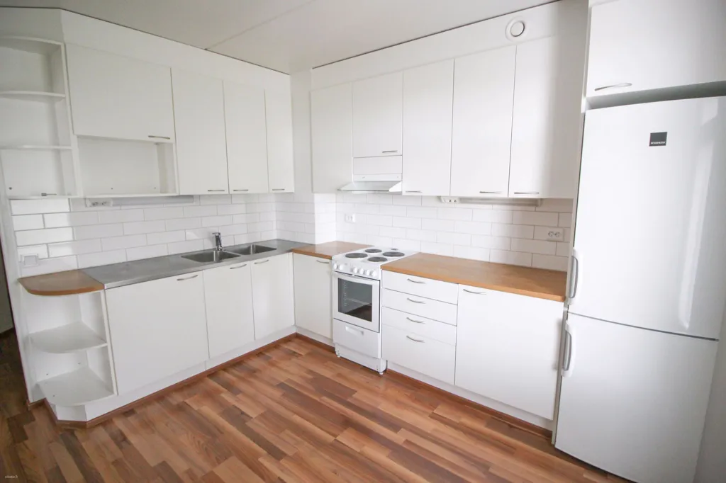 Köök - Spacious Flat with Balcony in Länsimäki, Vantaa