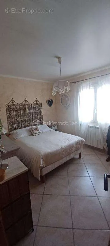 Chambres - Villa Traditionnelle avec Studio et Piscine à Vendre
