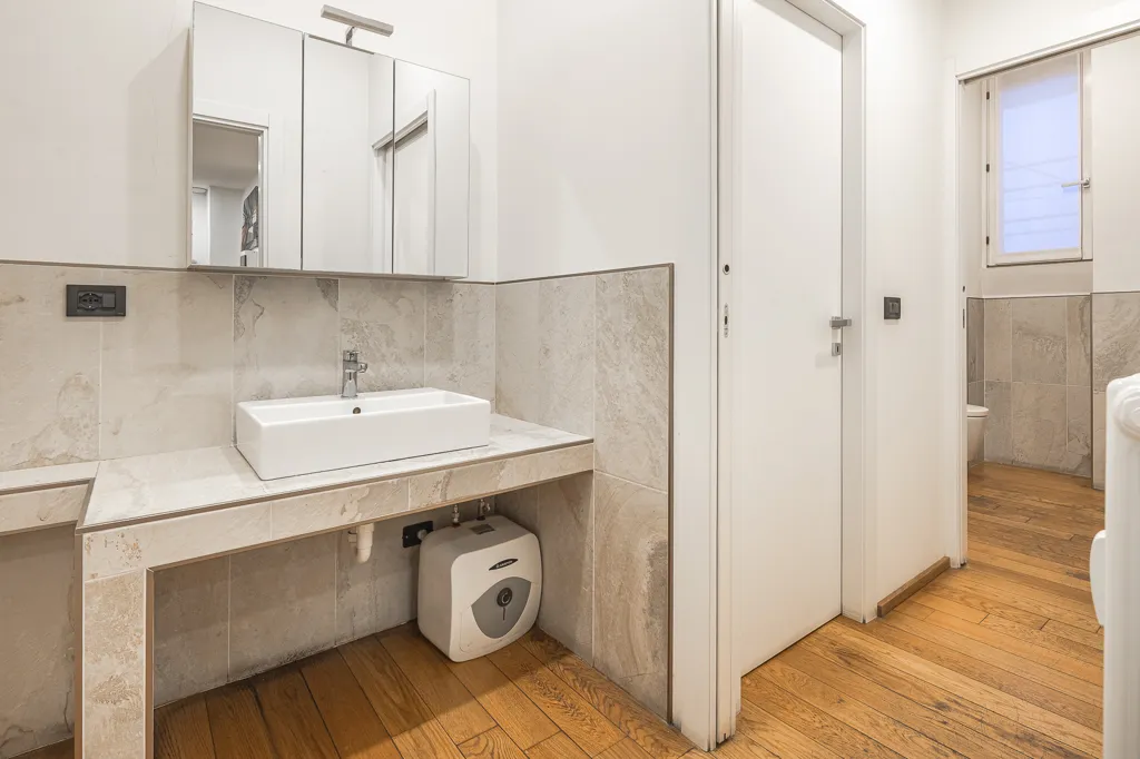 Vannitoad - Office with Conversion Potential in Milan