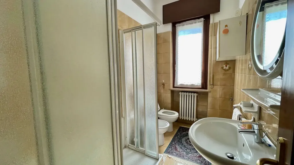 Salles de bain - Versatile Villa Portion in Borgo Roma, Verona