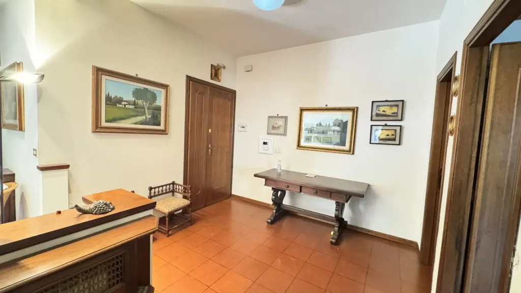 Ingresso - Five-Bedroom Apartment with Garage in Prato