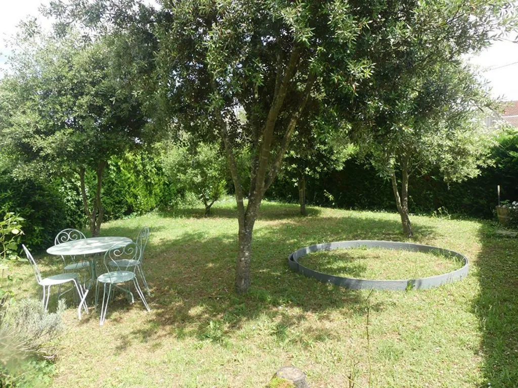 Aed - Stone House with Pool near Illats