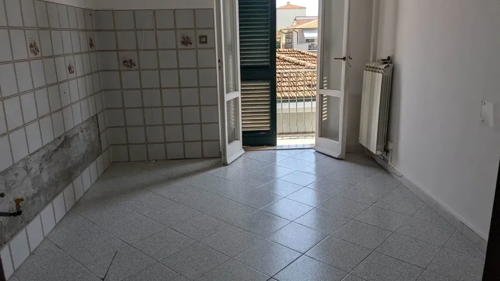 Rooms - Four-Room Apartment with Balcony in Pisa
