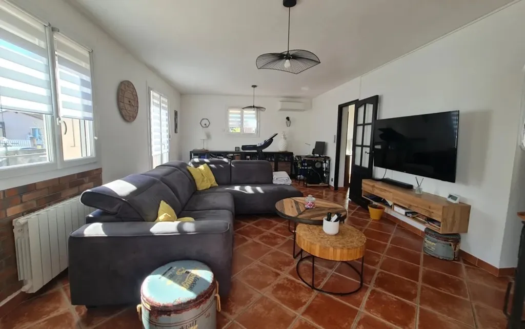 Living Room - Renovated House with Pool in Quiet Cul-de-sac