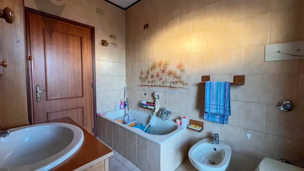 Bagni - Independent House with Workshop in Cona