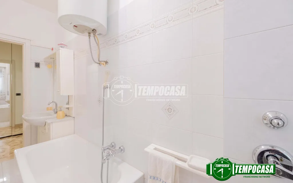 Salles de bain - Rear-Accessed 2-Bedroom Flat in Milan